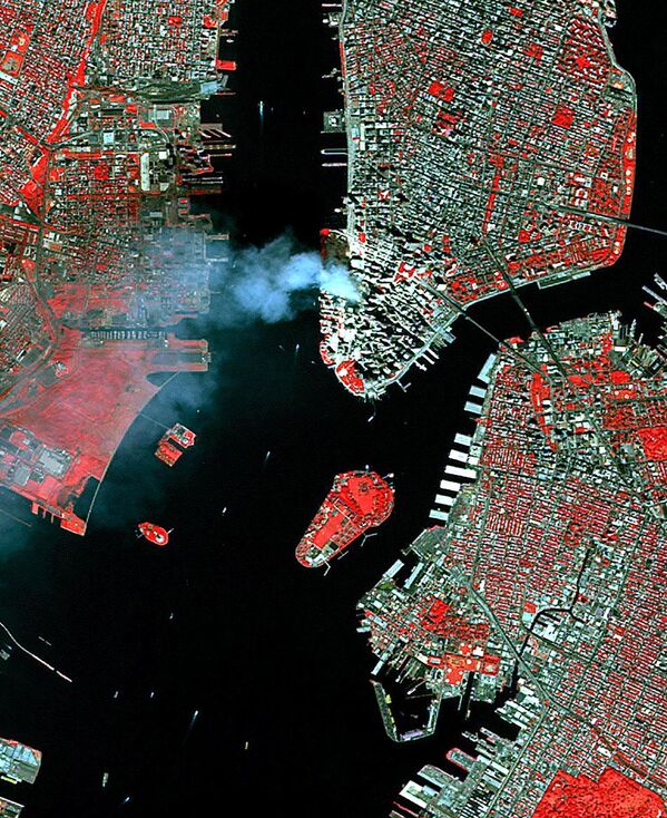Đám khói nhìn từ không gian sau vụ tấn công khủng bố vào Trung tâm Thương mại Thế giới ở Mỹ. - Sputnik Việt Nam