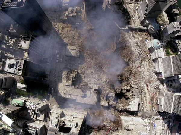 Trong bức ảnh được chụp ngày 18 tháng 9 năm 2001, do Tòa thị chính New York công bố, vẫn nhìn thấy cảnh đổ nát vẫn còn âm ỉ cháy của Tòa tháp đôi Trung tâm Thương mại Thế giới. - Sputnik Việt Nam