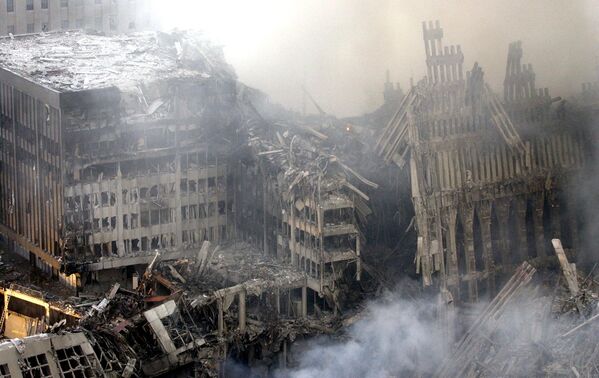 Nắng sớm ngày 12 tháng 9 năm 2001 chiếu vào các mảnh vỡ và khói từ Tòa tháp đôi Trung tâm Thương mại Thế giới bị sập ở thành phố New York. Công tác cứu hộ tại hiện trường vẫn tiếp tục. - Sputnik Việt Nam