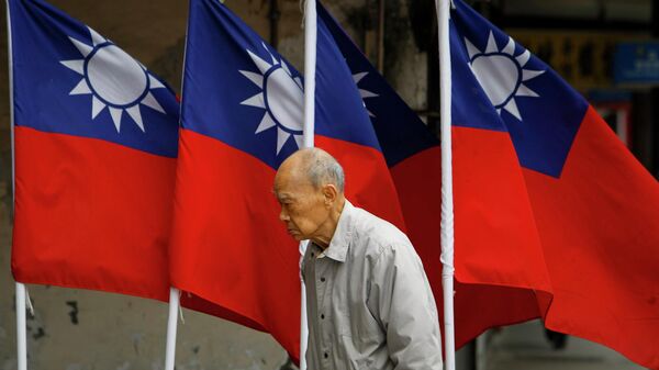 Một cụ già trước lá cờ Đài Loan tung bay bên ngoài bưu điện ở Đài Bắc - Sputnik Việt Nam