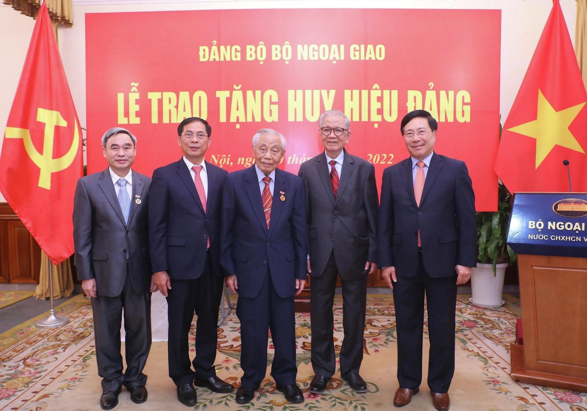 Trao Huy hiệu 75 năm tuổi Đảng tặng nguyên Phó Thủ tướng Chính phủ Nguyễn Mạnh Cầm - Sputnik Việt Nam, 1920, 31.08.2022