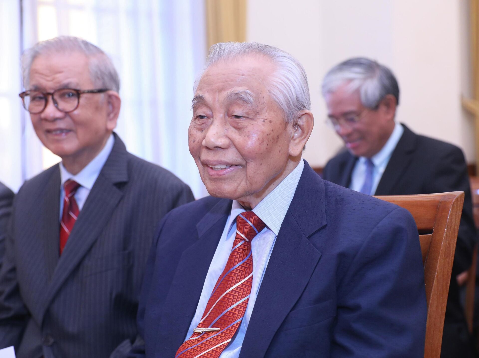 Trao Huy hiệu 75 năm tuổi Đảng tặng nguyên Phó Thủ tướng Chính phủ Nguyễn Mạnh Cầm - Sputnik Việt Nam, 1920, 31.08.2022