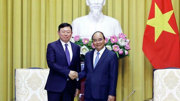 Chủ tịch nước Nguyễn Xuân Phúc tiếp Chủ tịch Tập đoàn Lotte Shin Dong-bin - Sputnik Việt Nam