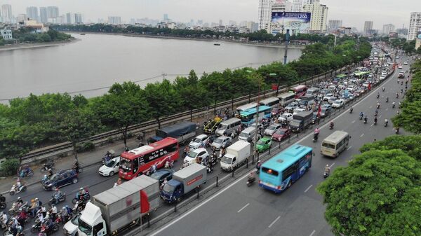 Tại cửa ngõ phía Nam Thủ đô, lượng người đi về hướng quốc lộ 1 tăng đột biến. - Sputnik Việt Nam