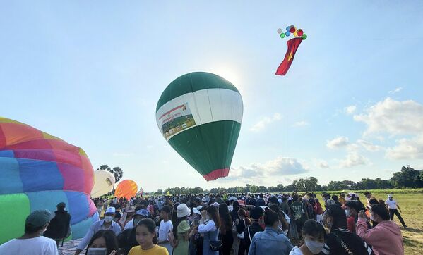Đông đảo du khách đến chụp ảnh kỷ niệm và tham gia trải nghiệm bay khinh khí cầu. - Sputnik Việt Nam