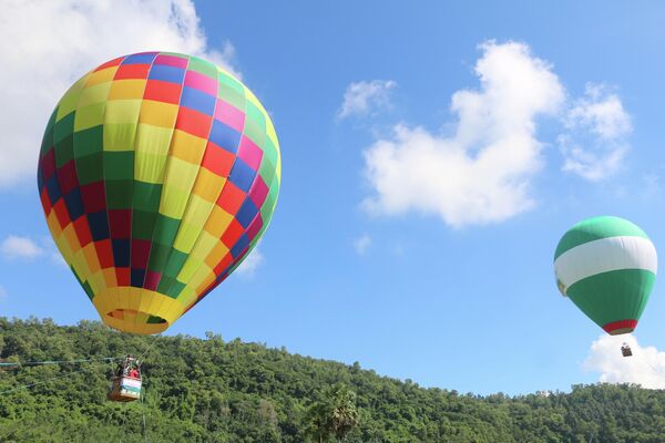 Các khinh khí cầu đưa du khách bay trải nghiệm và khám phá vẻ đẹp của vùng đất Tri Tôn từ trên cao. - Sputnik Việt Nam