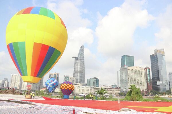 Thành phố Hồ Chí Minh dùng khinh khí cầu kéo lá đại kỳ là một hình ảnh đẹp và là điểm nhấn mới trong chủ đề “Tết Độc Lập” năm nay. - Sputnik Việt Nam
