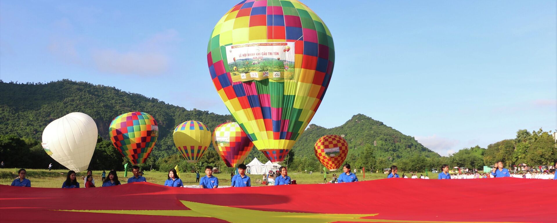 Lá đại kỳ rộng 200m2 được khinh khí cầu đưa lên độ cao 50m trên bầu trời vùng Bảy núi An Giang. - Sputnik Việt Nam, 1920, 02.09.2022
