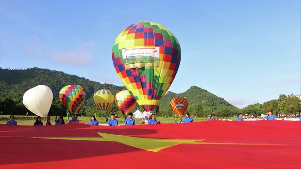 Lá đại kỳ rộng 200m2 được khinh khí cầu đưa lên độ cao 50m trên bầu trời vùng Bảy núi An Giang. - Sputnik Việt Nam
