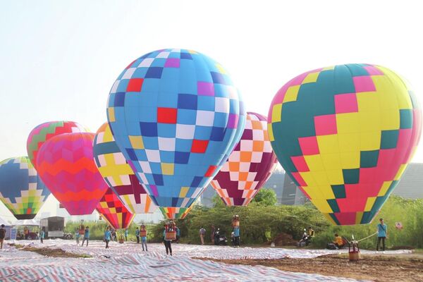 Các khinh khí cầu nhỏ hơn sẽ được thả lên cùng thời điểm kéo lá đại kỳ để tạo không gian hoành tráng, trang trọng cho lễ hội. - Sputnik Việt Nam