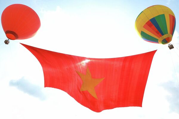 Thành phố Hồ Chí Minh dùng 2 khinh khí cầu lớn để kéo lá đại kỳ trên sông Sài Gòn. - Sputnik Việt Nam