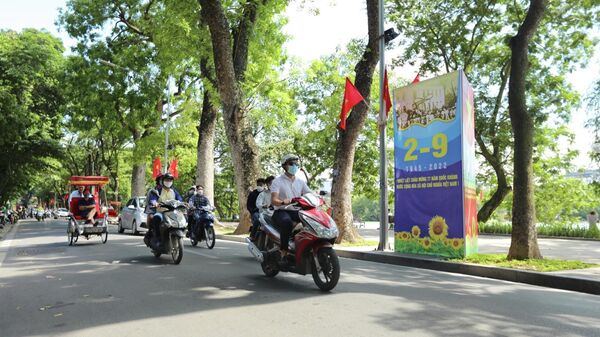 Pano, áp phích chào mừng Quốc khánh 2/9 được trang trí trên các tuyến phố của Hà Nội. - Sputnik Việt Nam