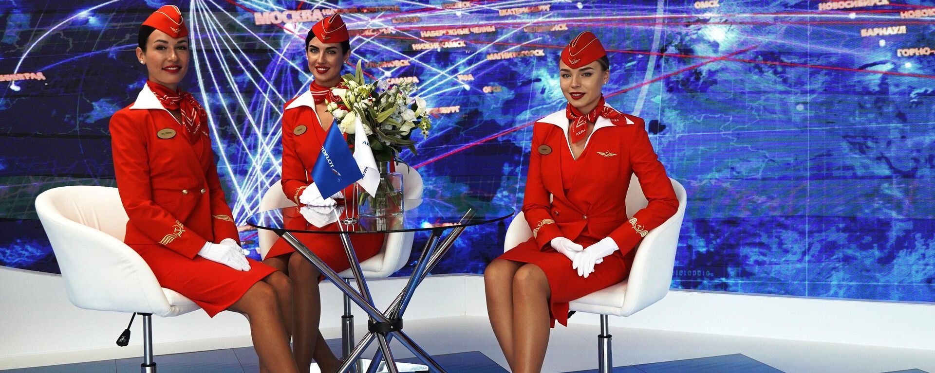 Các cô gái ăn mặc như tiếp viên hàng không tại gian hàng Aeroflot tại triển lãm Diễn đàn Kinh tế Phương Đông ở Vladivostok. - Sputnik Việt Nam, 1920, 05.09.2022