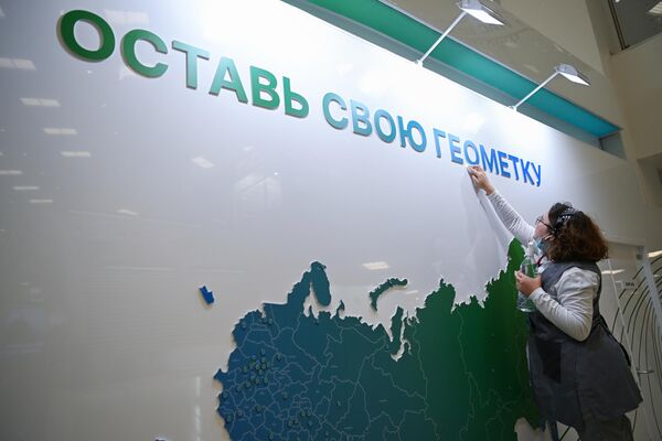 Giá đỡ với bản đồ nước Nga tại triển lãm Diễn đàn Kinh tế Phương Đông ở Vladivostok. - Sputnik Việt Nam