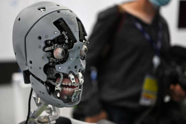 Quảng bá robot dịch vụ &quot;Alex&quot; trong gian hàng &quot;Lãnh thổ của sự đổi mới&quot; tại triển lãm Diễn đàn Kinh tế Phương Đông ở Vladivostok. - Sputnik Việt Nam