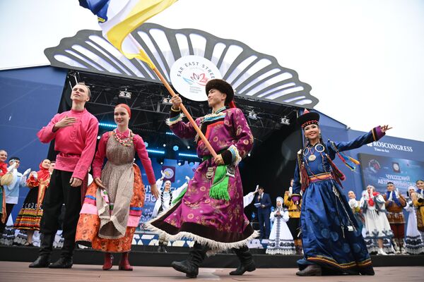 Người tham gia lễ hội Phố Đông được tổ chức như một phần của Diễn đàn Kinh tế Phương Đông tại Vladivostok. - Sputnik Việt Nam
