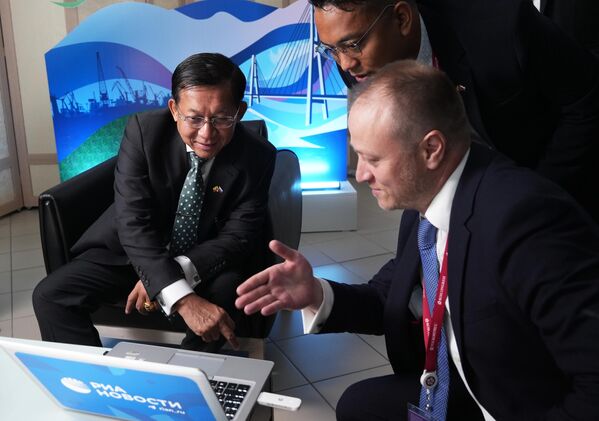Thủ tướng Myanmar Min Aung Hein  và Phó Tổng biên tập - Giám đốc Ban Thông tin chính của Tập đoàn truyền thông Rossiya Segodnya Dmitry Gornostaev tại Diễn đàn Kinh tế Phương Đông ở Vladivostok. - Sputnik Việt Nam
