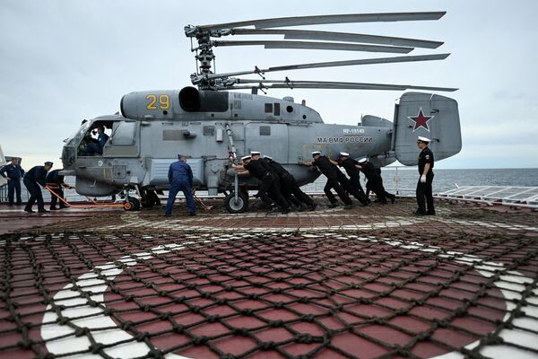Các thủy thủ di chuyển máy bay trực thăng quân sự Ka-27PL của Nga lên boong khu trục hạm chống ngầm «Đô đốc Shaposhnikov» trong cuộc tập trận cuộc tập trận «Vostok-2022» ở vịnh Piotr Đại đế trong biển Nhật Bản gần thành phố Vladivostok. - Sputnik Việt Nam