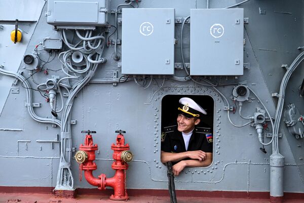 Một thủy thủ của khu trục hạm chống ngầm «Đô đốc Shaposhnikov» trong cuộc tập trận cuộc tập trận «Vostok-2022» ở vịnh Piotr Đại đế trong biển Nhật Bản gần thành phố Vladivostok. - Sputnik Việt Nam