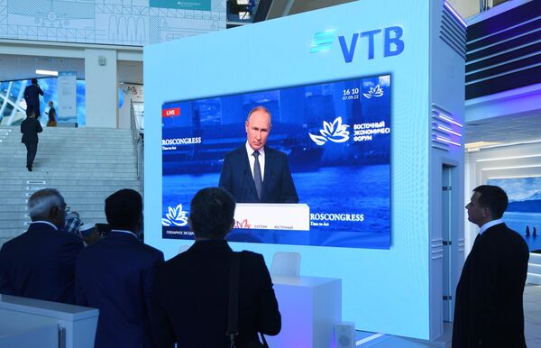 Phát sóng bài phát biểu của Tổng thống Nga Vladimir Putin tại phiên họp toàn thể của Diễn đàn Kinh tế Phương Đông ở Vladivostok. - Sputnik Việt Nam