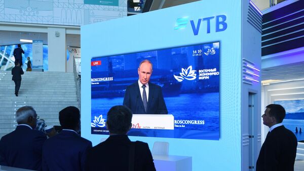 Phát sóng bài phát biểu của Tổng thống Nga Vladimir Putin tại phiên họp toàn thể của Diễn đàn Kinh tế Phương Đông ở Vladivostok. - Sputnik Việt Nam