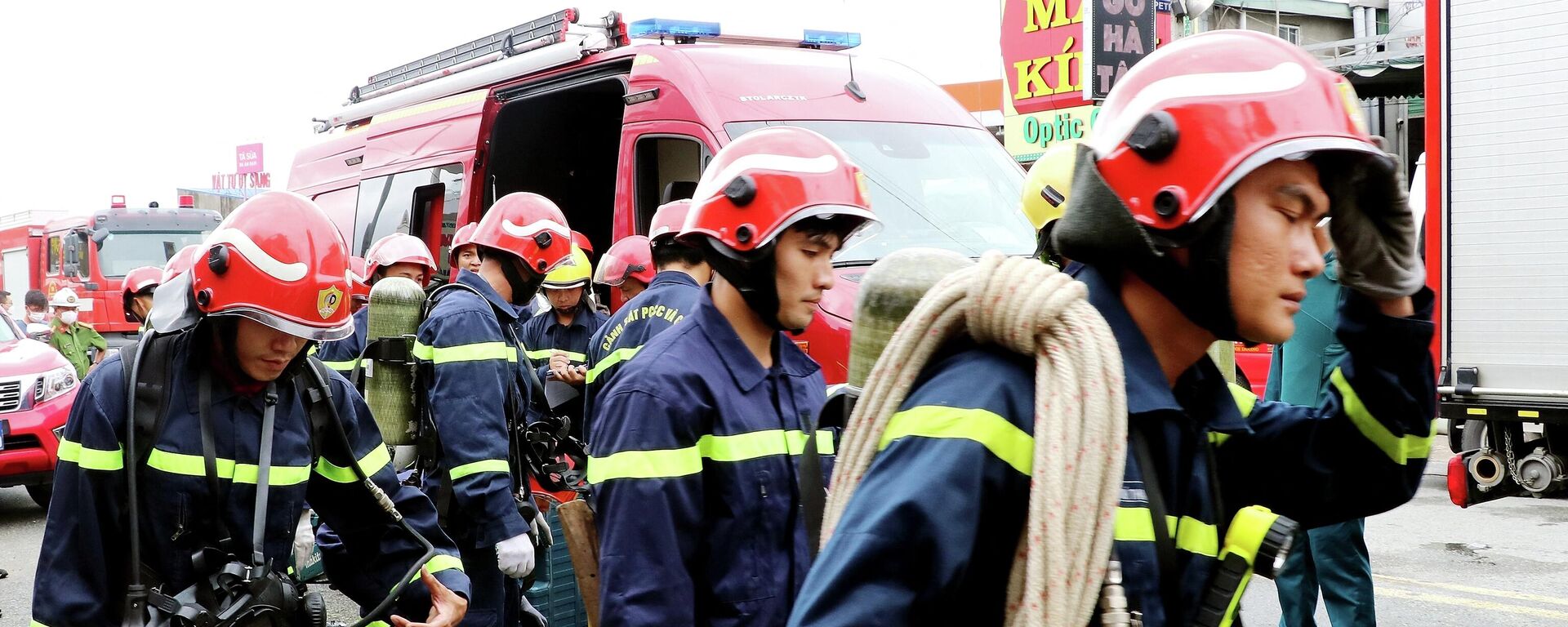 Lính cứu hỏa tại hiện trường vụ hỏa hoạn thiêu rụi quán karaoke ở tỉnh Bình Dương, phía bắc TP. Hồ Chí Minh. - Sputnik Việt Nam, 1920, 08.09.2022