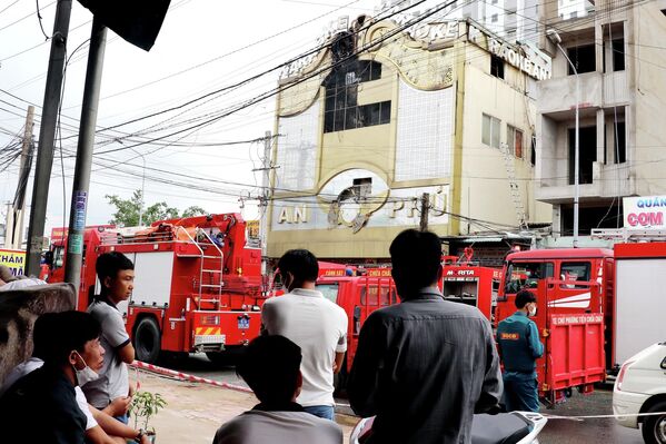 Lính cứu hỏa tại hiện trường vụ hỏa hoạn thiêu rụi quán karaoke ở tỉnh Bình Dương, phía bắc TP. Hồ Chí Minh. - Sputnik Việt Nam