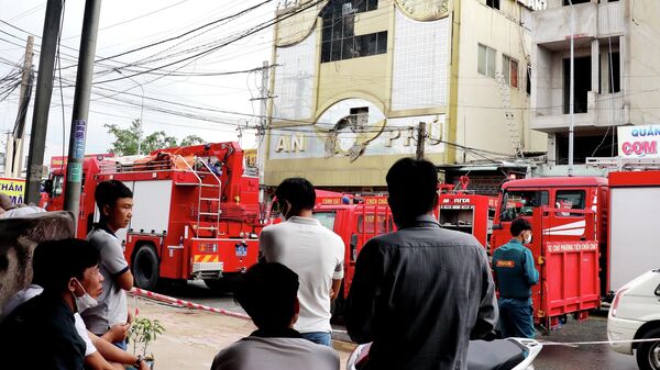 Lính cứu hỏa tại hiện trường vụ hỏa hoạn thiêu rụi quán karaoke ở tỉnh Bình Dương, phía bắc TP. Hồ Chí Minh. - Sputnik Việt Nam