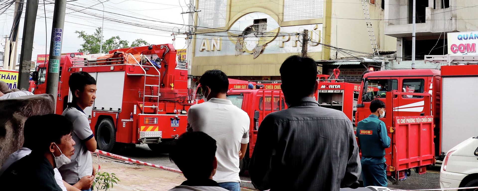 Lính cứu hỏa tại hiện trường vụ hỏa hoạn thiêu rụi quán karaoke ở tỉnh Bình Dương, phía bắc TP. Hồ Chí Minh. - Sputnik Việt Nam, 1920, 11.09.2022