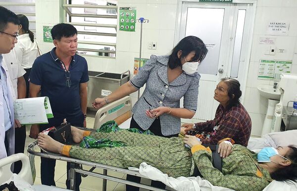 Các quan chức nói chuyện với người phụ nữ bị thương tại Bệnh viện Đa khoa An Phú. - Sputnik Việt Nam