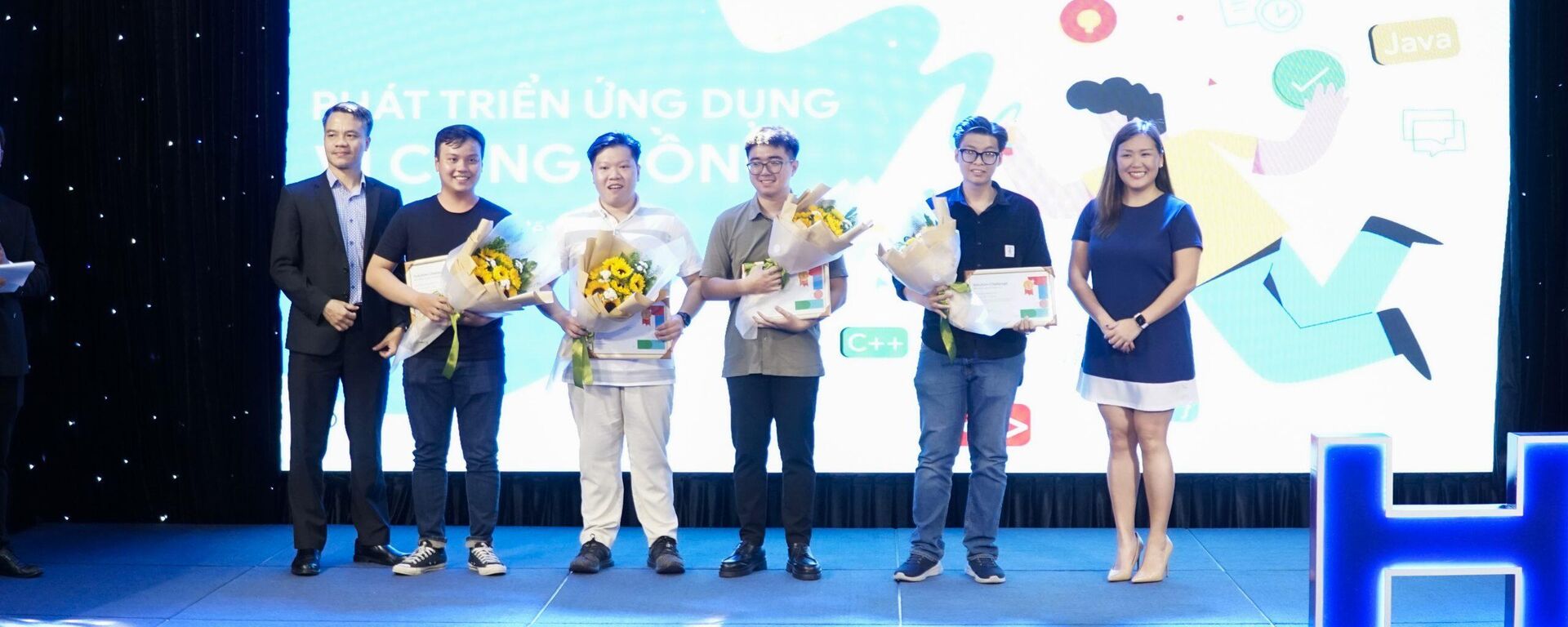 Trình bày chứng chỉ cho nhóm các nhà phát triển Việt Nam của dự án Gateway từ Google Solution Challenge 2022 - Sputnik Việt Nam, 1920, 08.09.2022