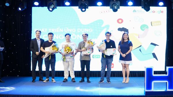 Trình bày chứng chỉ cho nhóm các nhà phát triển Việt Nam của dự án Gateway từ Google Solution Challenge 2022 - Sputnik Việt Nam