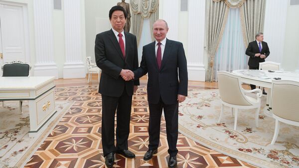 Tổng thống Nga Vladimir Putin và Chủ tịch Ủy ban Thường vụ Đại hội Nhân dân Toàn quốc Lật Chiến Thư - Sputnik Việt Nam