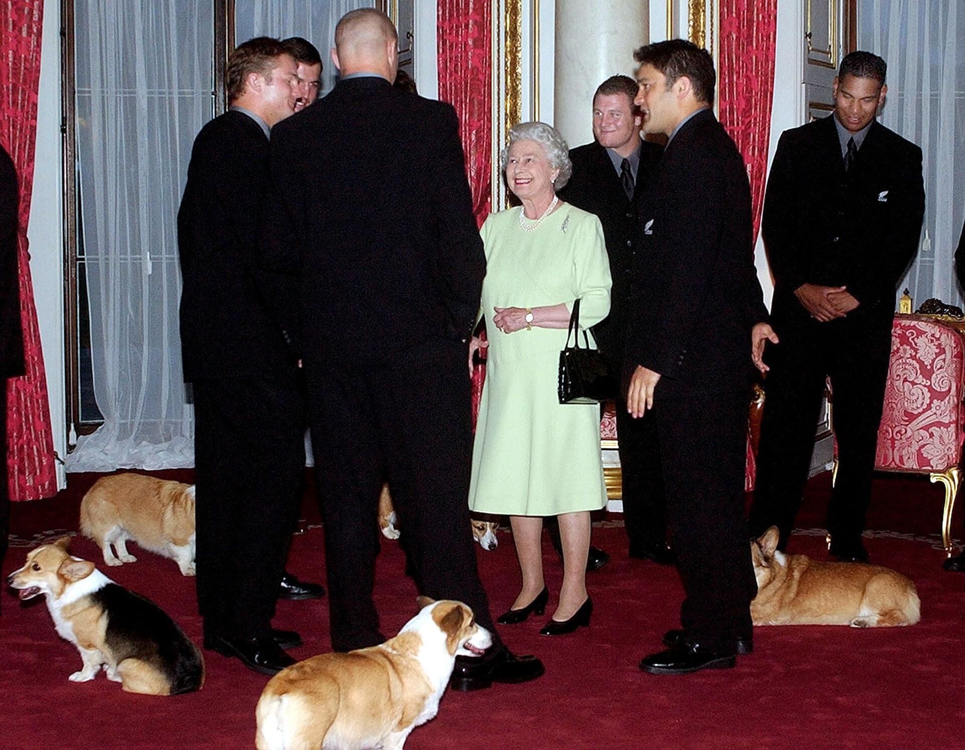Nữ hoàng Elizabeth II và chú chó Pembroke Welsh Corgi của Bà - Sputnik Việt Nam, 1920, 09.09.2022