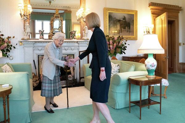 Nữ hoàng Elizabeth II tiếp Thủ tướng mới đắc cử Vương quốc Anh Liz Truss tại Lâu đài Balmoral, Scotland. - Sputnik Việt Nam
