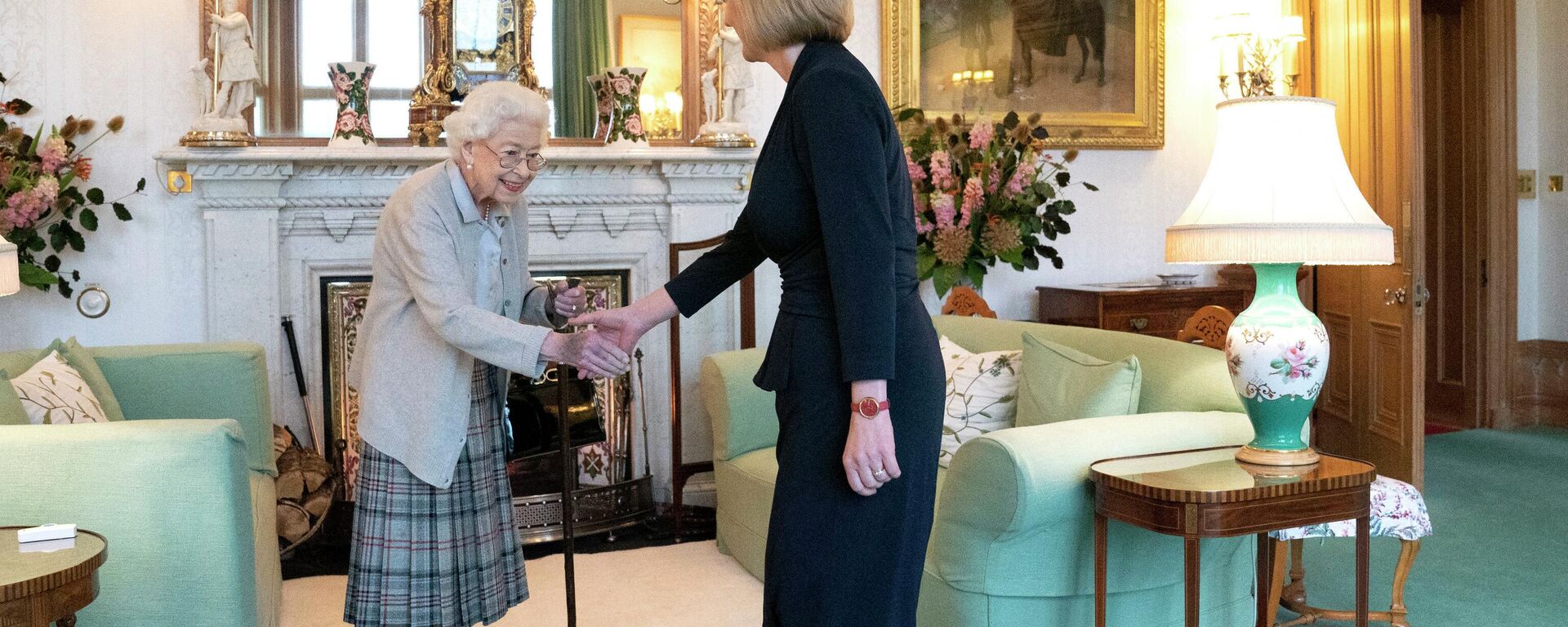 Nữ hoàng Elizabeth II tiếp Thủ tướng đắc cử Vương quốc Anh Liz Truss tại Lâu đài Balmoral, Scotland - Sputnik Việt Nam, 1920, 09.09.2022