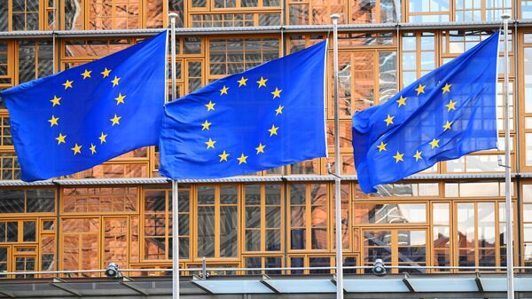 Cờ với các biểu tượng của Liên minh châu Âu ở Brussels - Sputnik Việt Nam