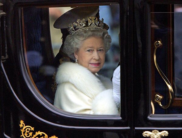 Nữ hoàng Elizabeth II trên xe ngựa, London, 2000. - Sputnik Việt Nam