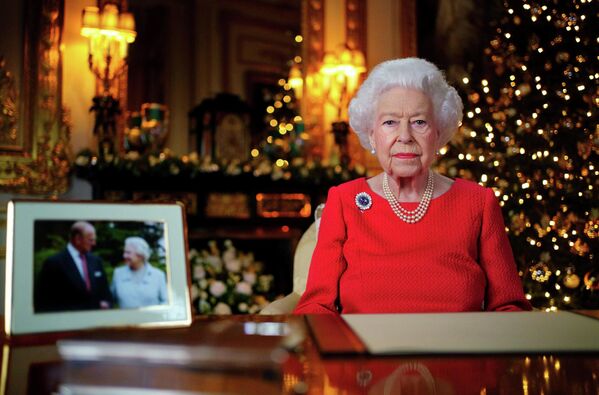Nữ hoàng Vương quốc Anh Elizabeth II ghi lại buổi phát sóng chúc mừng Giáng sinh hàng năm của bà tại Lâu đài Windsor, Anh. - Sputnik Việt Nam