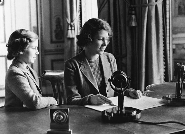 Công chúa Elizabeth (giữa), trong bài phát biểu trước nhóm thanh niên Anh sơ tán ra nước ngoài, ngày 22 tháng 10 năm 1940, London, Anh. - Sputnik Việt Nam