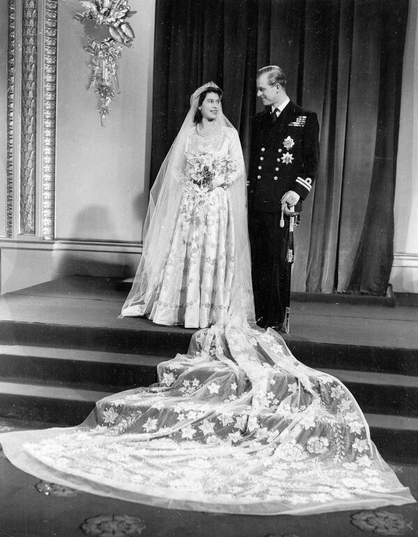 Ảnh cưới của Công chúa Elizabeth và phu quân, Công tước xứ Edinburgh. - Sputnik Việt Nam