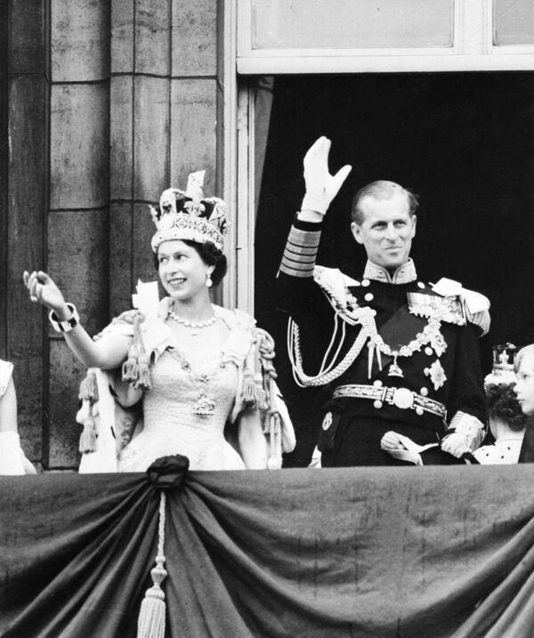 Nữ hoàng Elizabeth II và Hoàng thân Philip, Công tước xứ Edinburgh sau khi đăng quang tại Tu viện Westminter ở London. - Sputnik Việt Nam