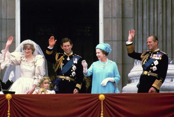 Thái tử Charles và hôn thê Diana, Công nương xứ Wales, cùng cha mẹ, Nữ hoàng Elizabeth II và Hoàng thân Philip, trên ban công của Cung điện Buckingham ở London, 1981. - Sputnik Việt Nam