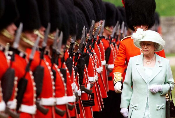 Nữ hoàng Elizabeth II thị sát Tiểu đoàn 1 và Đại đội 7 Vệ binh Coldstream tại Windsor, 1999. - Sputnik Việt Nam