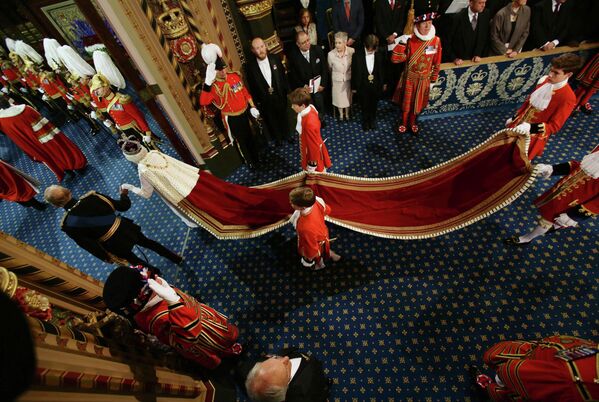 Nữ hoàng Elizabeth II và Hoàng thân Philip đi qua Phòng trưng bày Hoàng gia trong Lễ khai mạc Quốc hội tại House of Lords ở London, 2014. - Sputnik Việt Nam