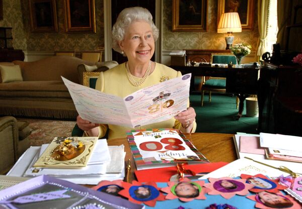 Nữ hoàng Elizabeth II xem những tấm thiệp được gửi cho bà dịp sinh nhật lần thứ 80 tại Cung điện Buckingham vào năm 2006. - Sputnik Việt Nam