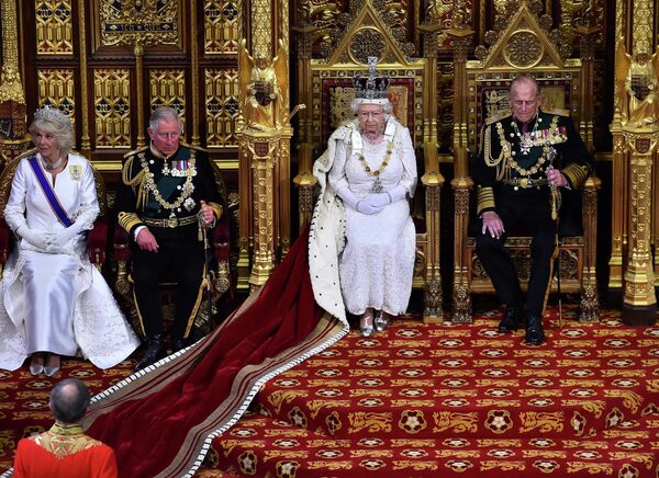 Nữ hoàng Elizabeth II của Vương quốc Anh ngồi trên ngai vàng trong House of Lords , năm 2022. - Sputnik Việt Nam