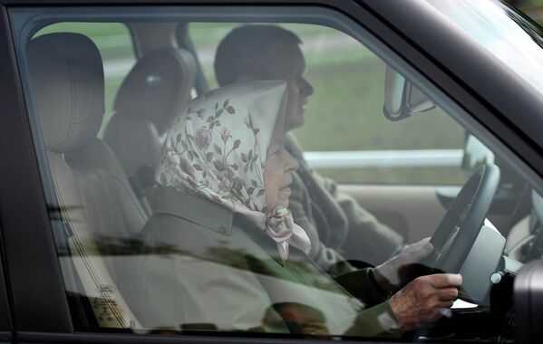 Nữ hoàng Elizabeth II lái xe hơi ở London, 2019. - Sputnik Việt Nam