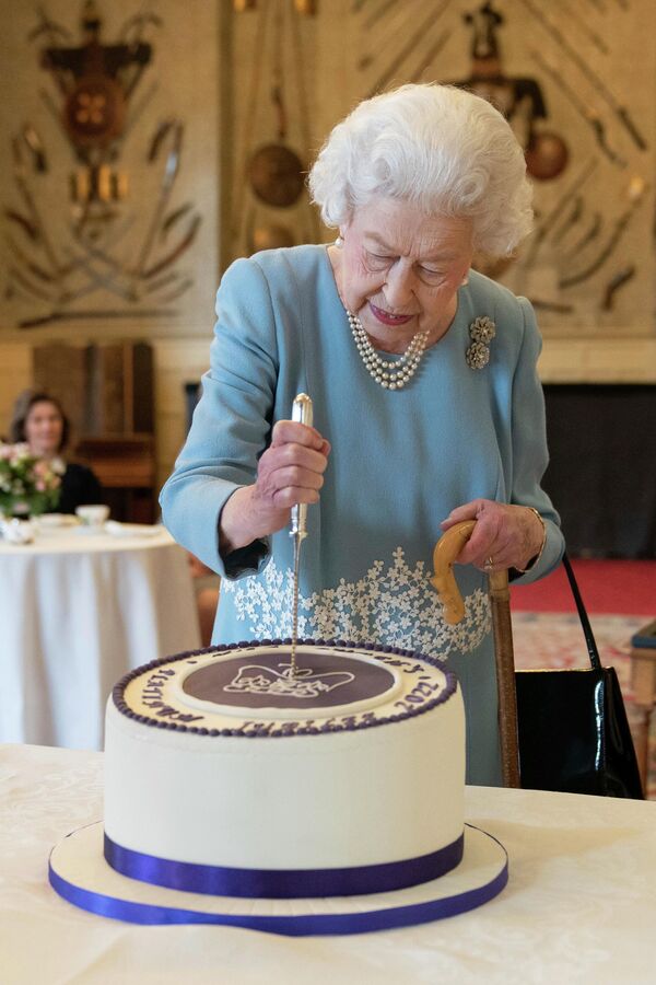 Nữ hoàng Elizabeth II cắt bánh ngọtkỷ niệm 70 năm trị vì của bà, năm 2022. - Sputnik Việt Nam