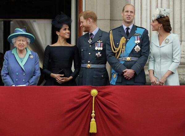 Nữ hoàng Elizabeth II, Meghan- Nữ công tước xứ Sussex, Hoàng tử Harry, Hoàng tử William và Kate- Nữ công tước xứ Cambridge. - Sputnik Việt Nam